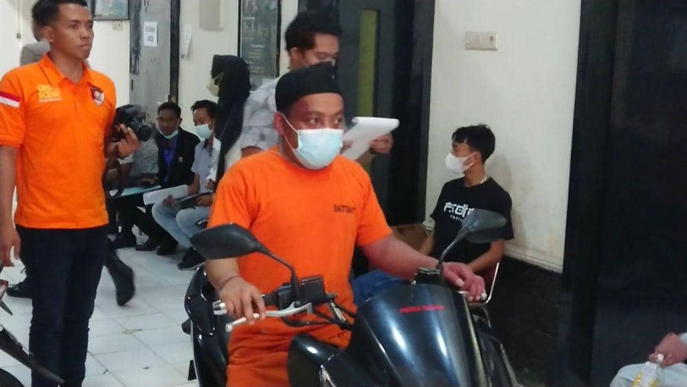 Tersangka saat memeragakan adegan dalam rekontruksi. IDN Times/ Bramanta Pamungkas