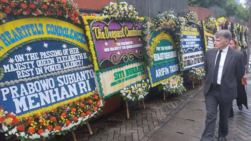 Duta Besar Inggris untuk Indonesia Owen Jenkins melihat karangan bunga duka cita wafatnya Ratu Elizabeth II. (dok. UK Embassy)