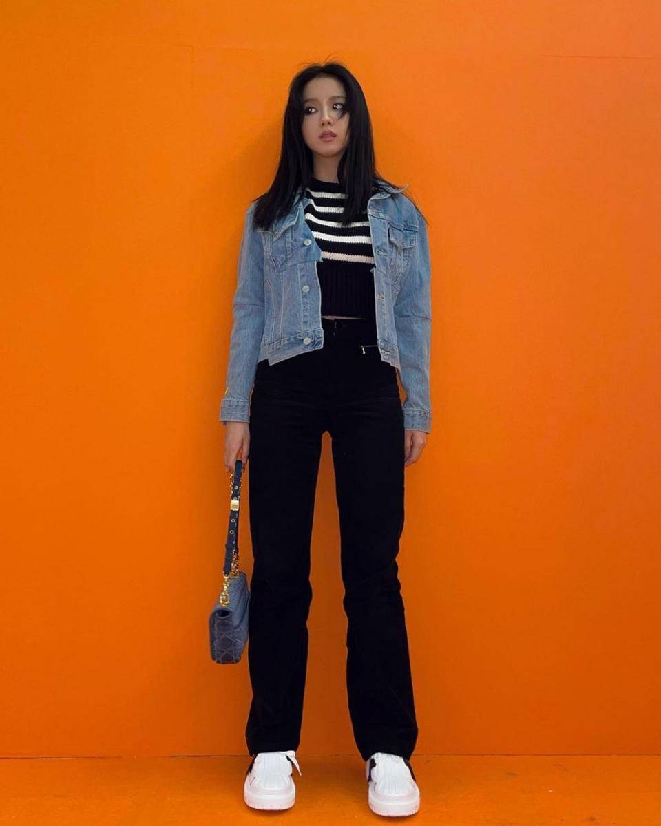 inspirasi ootd dengan sneakers ala Jisoo BLACKPINK (instagram.com/sooyaaa__)