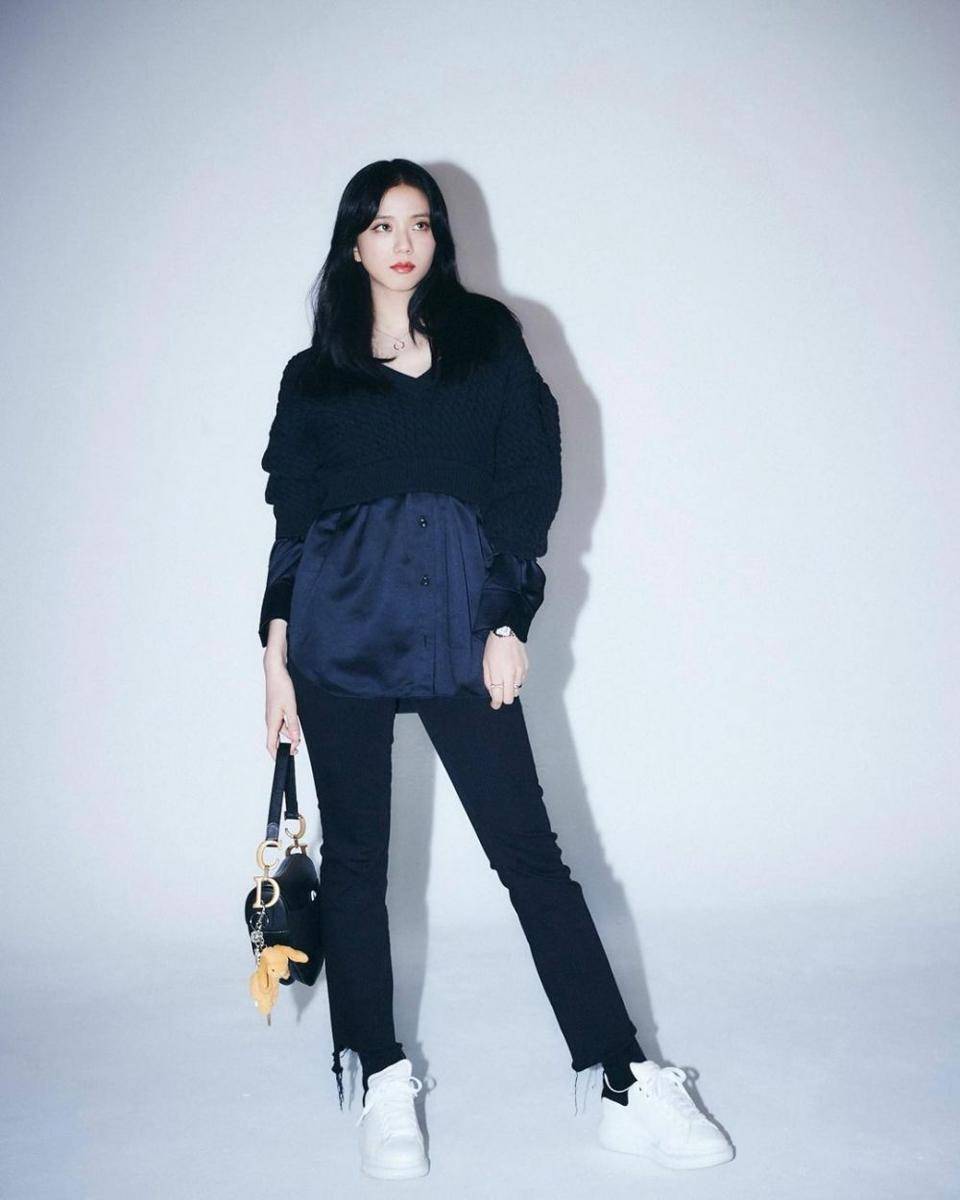 inspirasi ootd dengan sneakers ala Jisoo BLACKPINK (instagram.com/sooyaaa__)