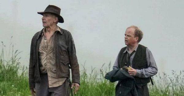 Harrison Ford dan Toby Jones di lokasi syuting ( Dok. Lucasfilm / Indiana Jones 5 )