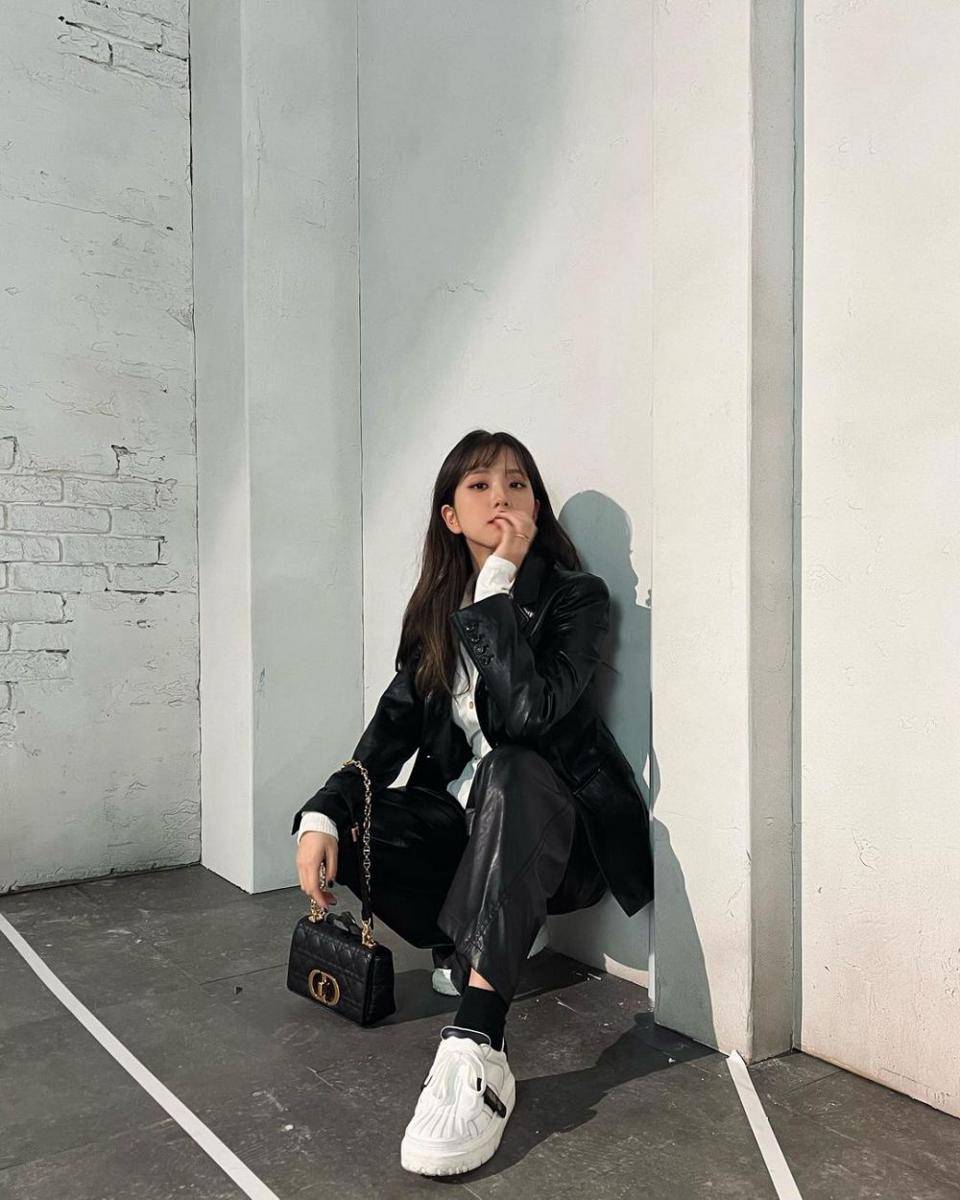 inspirasi ootd dengan sneakers ala Jisoo BLACKPINK (instagram.com/sooyaaa__)