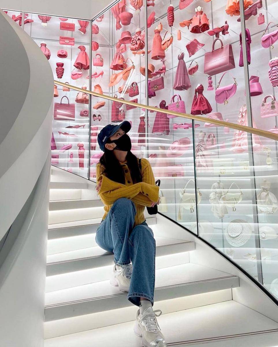 inspirasi ootd dengan sneakers ala Jisoo BLACKPINK (instagram.com/sooyaaa__)