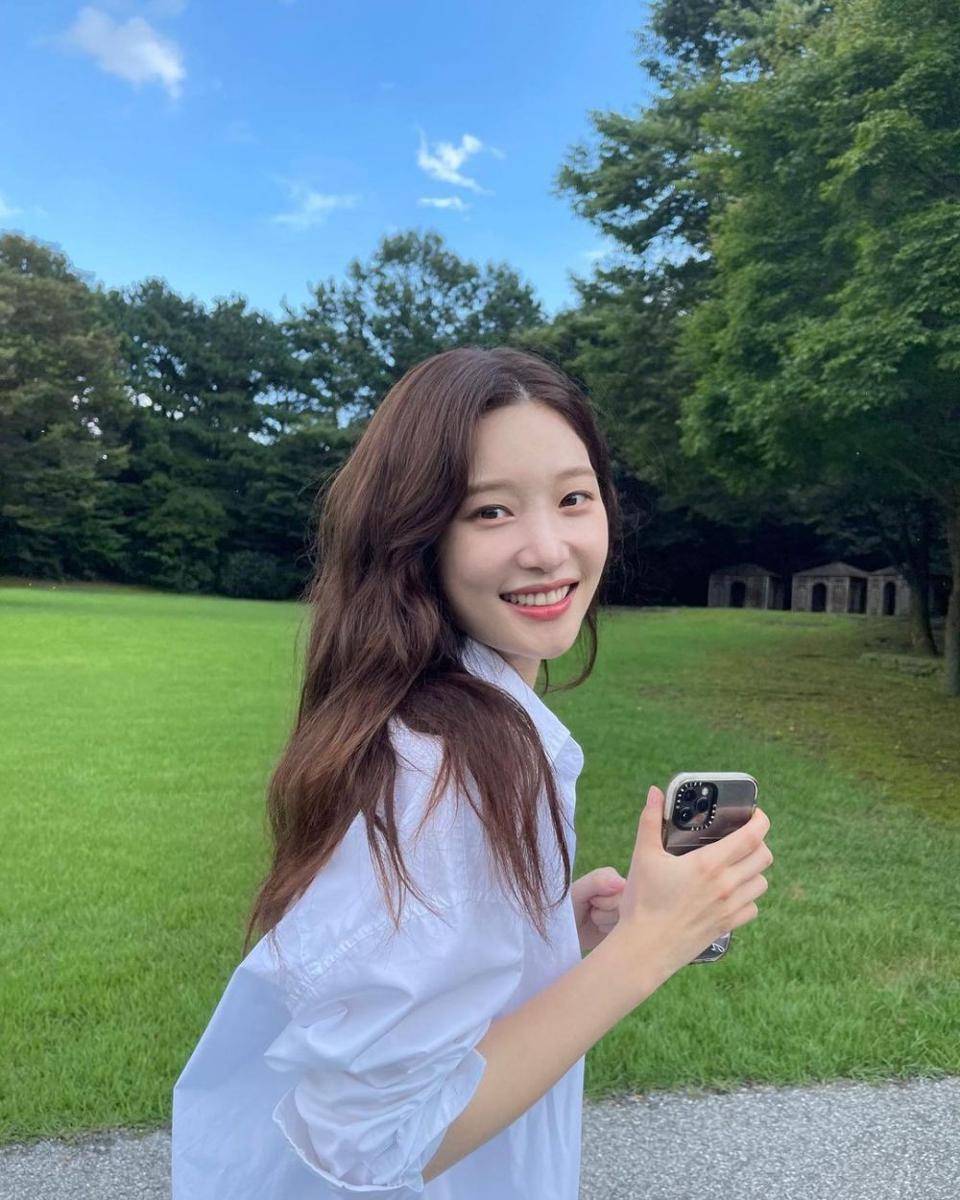 Jung Chae Yeon (instagram.com/j_chaeyeoni)