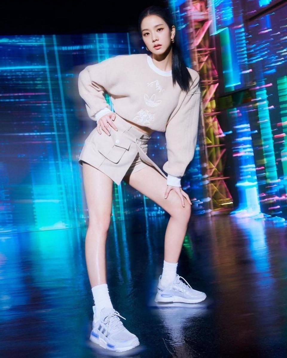 inspirasi ootd dengan sneakers ala Jisoo BLACKPINK (instagram.com/sooyaaa__)