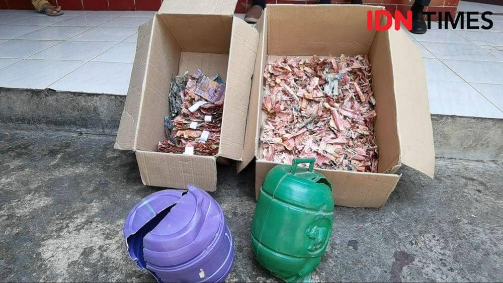 Uang milik penjaga sekolah SD Lojiwetan Solo yang dimakan rayap. (IDN Times/Larasati Rey)