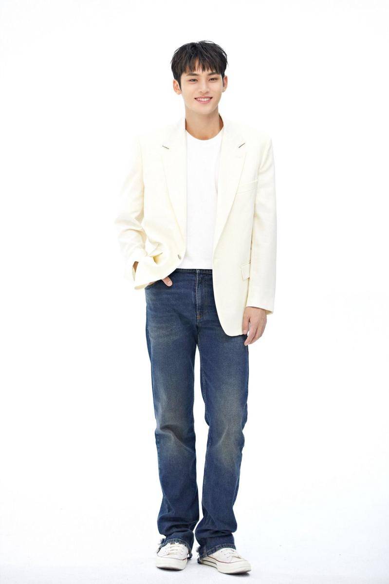 mix and match outfit Mingyu SVT (twitter.com/pledis17_NOONA)