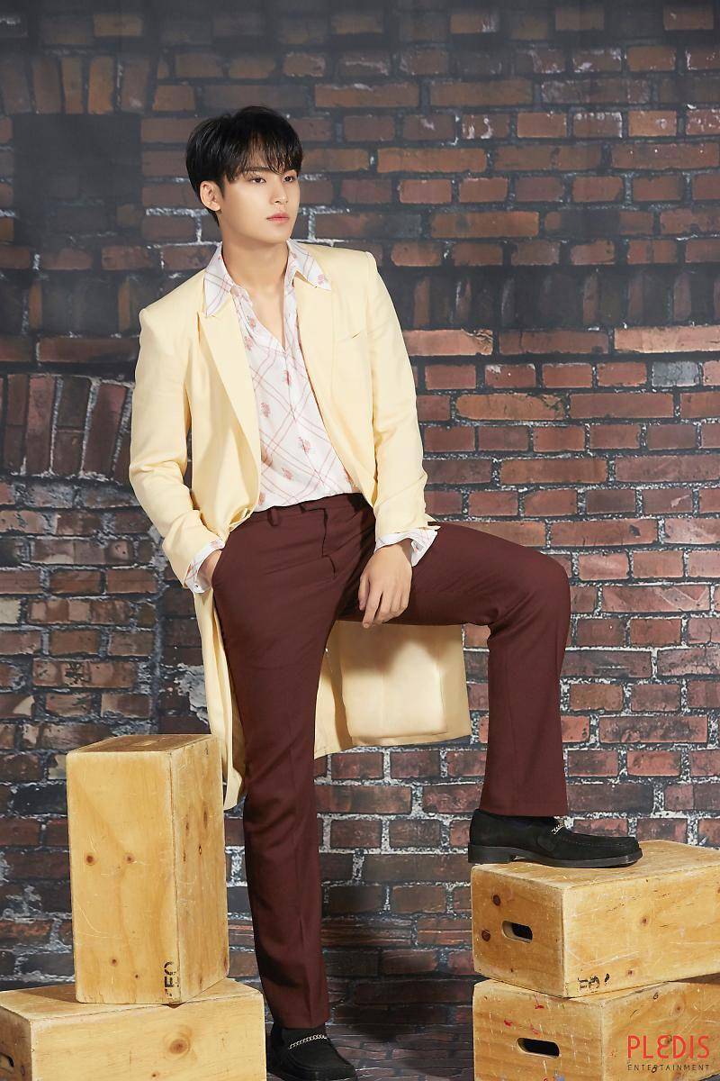 mix and match outfit Mingyu SVT (twitter.com/doobidubabb)