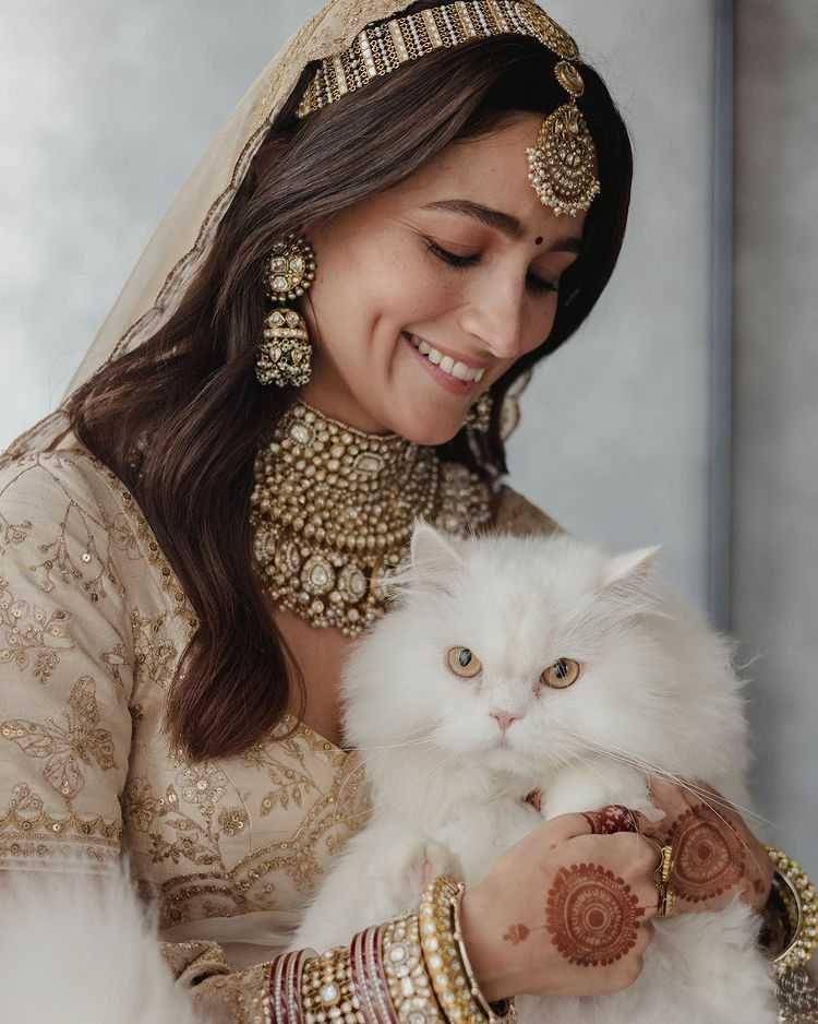 Alia Bhatt dan kucingnya (instagram.com/aliaabhatt)