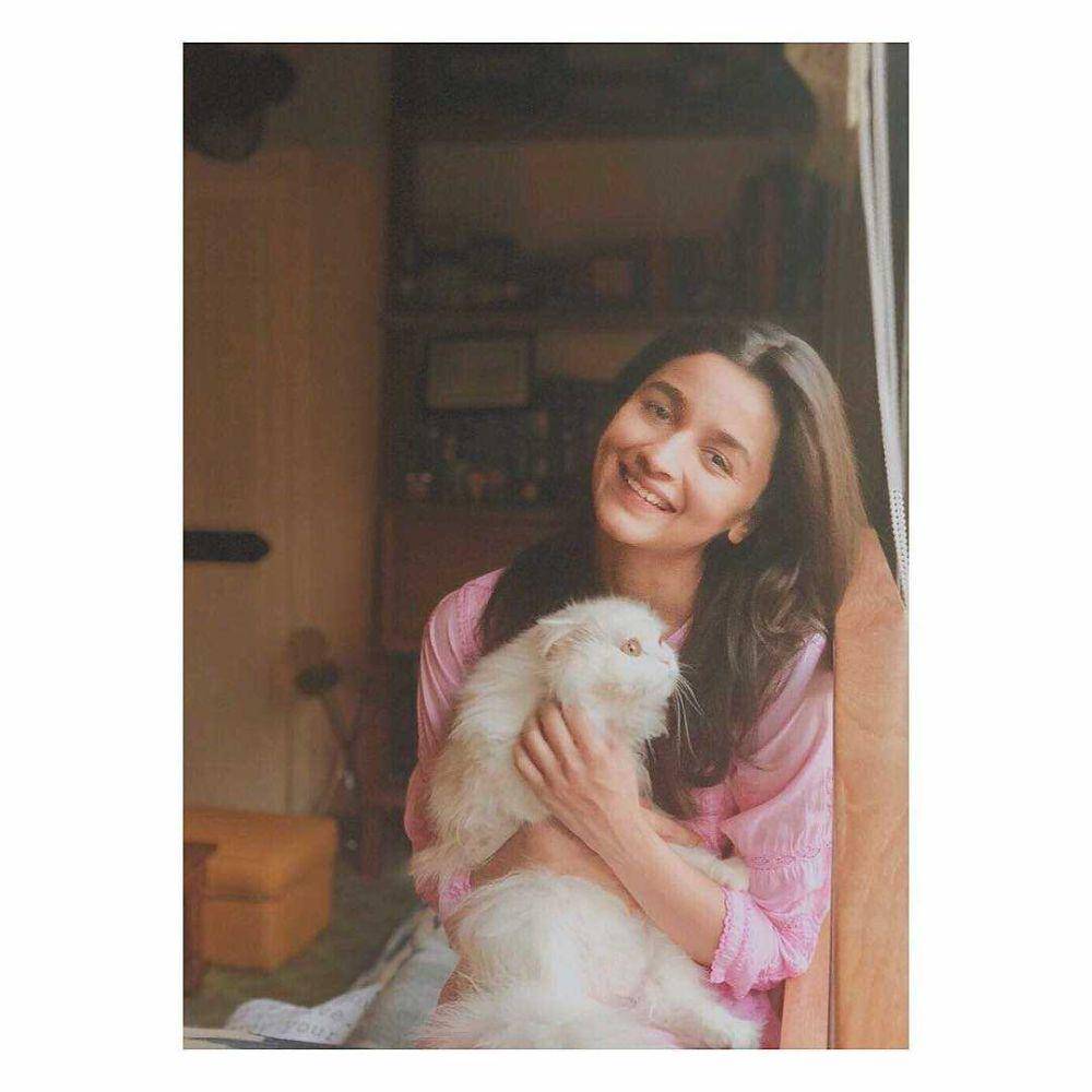 Alia Bhatt dan kucingnya (instagram.com/aliaabhatt)