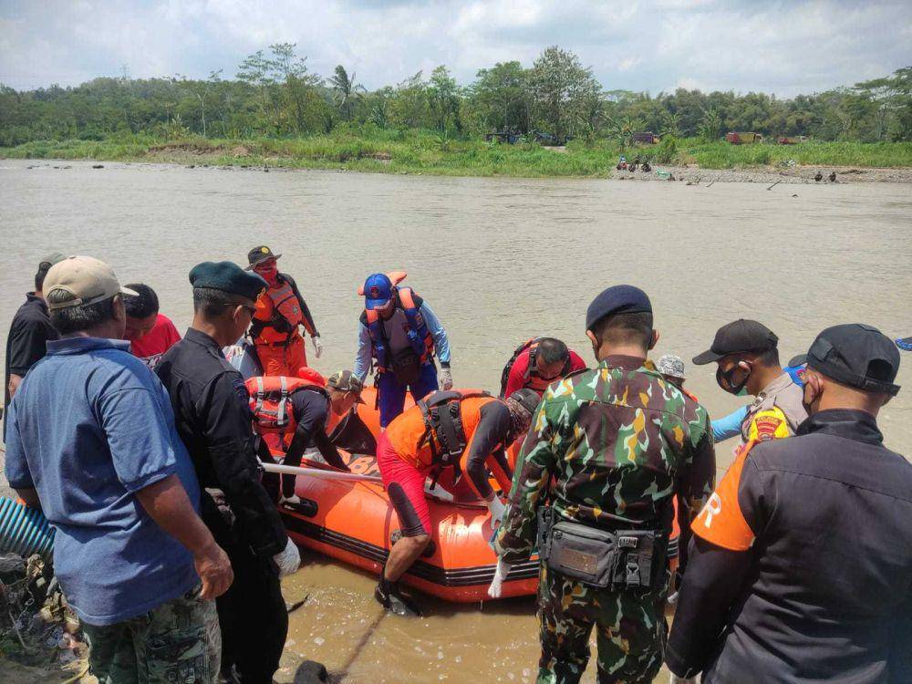 Evakuasi korban laka Sungai Progo.(Dok.Basarnas Yogyakarta)