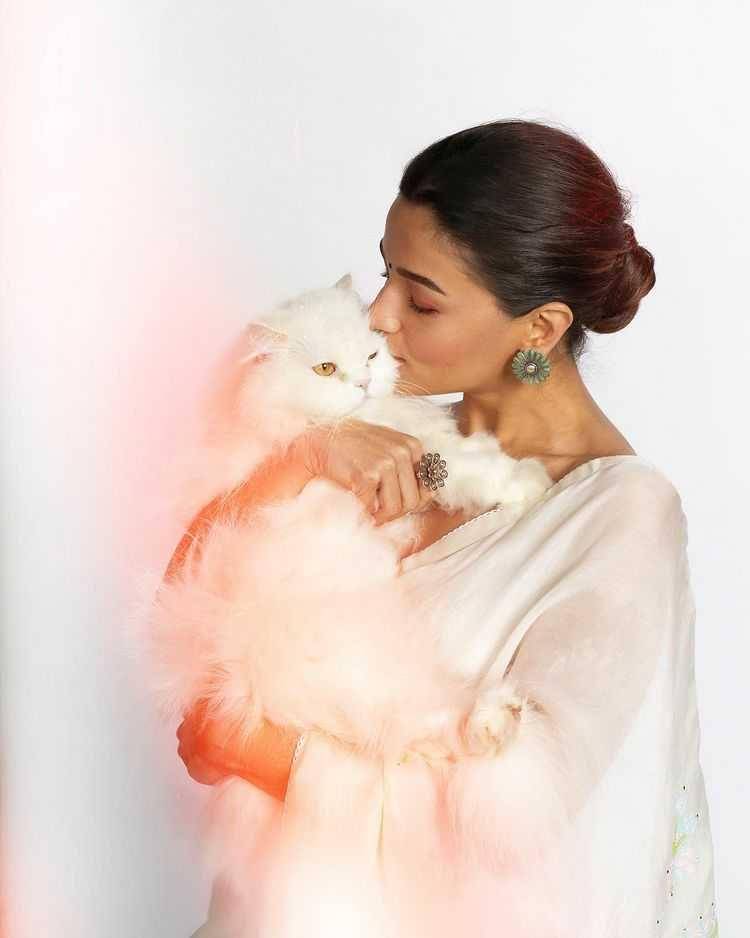 Alia Bhatt dan kucingnya (instagram.com/aliaabhatt)