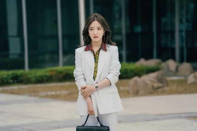10 Harga Outfit Stylish Lee Se Young di KDrama The Law Cafe (Part 2)