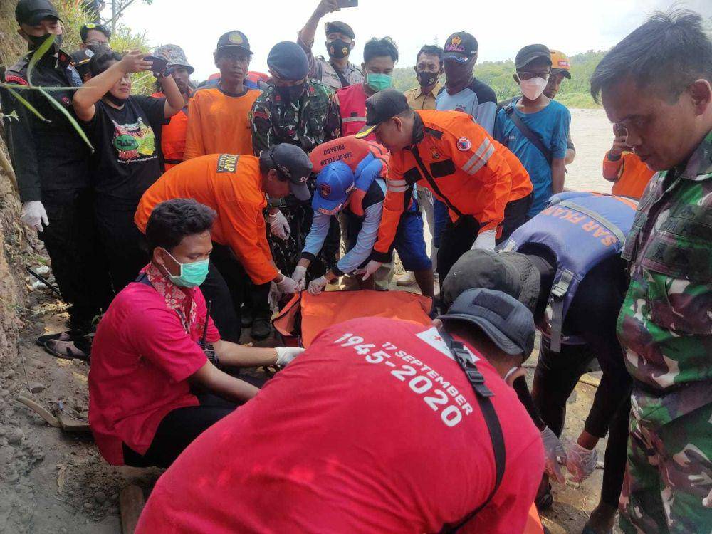 Evakuasi korban laka Sungai Progo.(Dok.Basarnas Yogyakarta)
