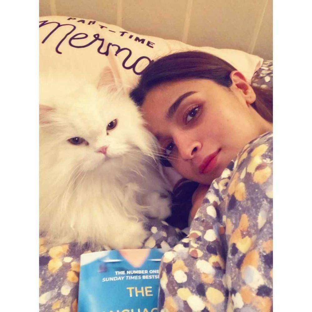 Alia Bhatt dan kucingnya (instagram.com/aliaabhatt)