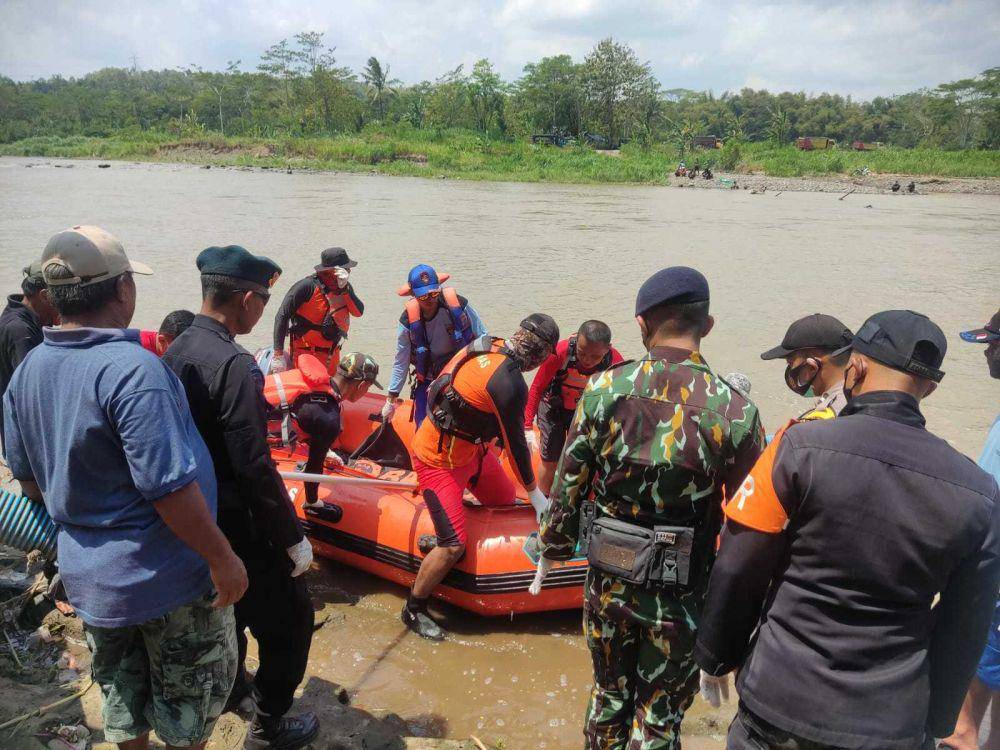 Evakuasi korban laka Sungai Progo.(Dok.Basarnas Yogyakarta)