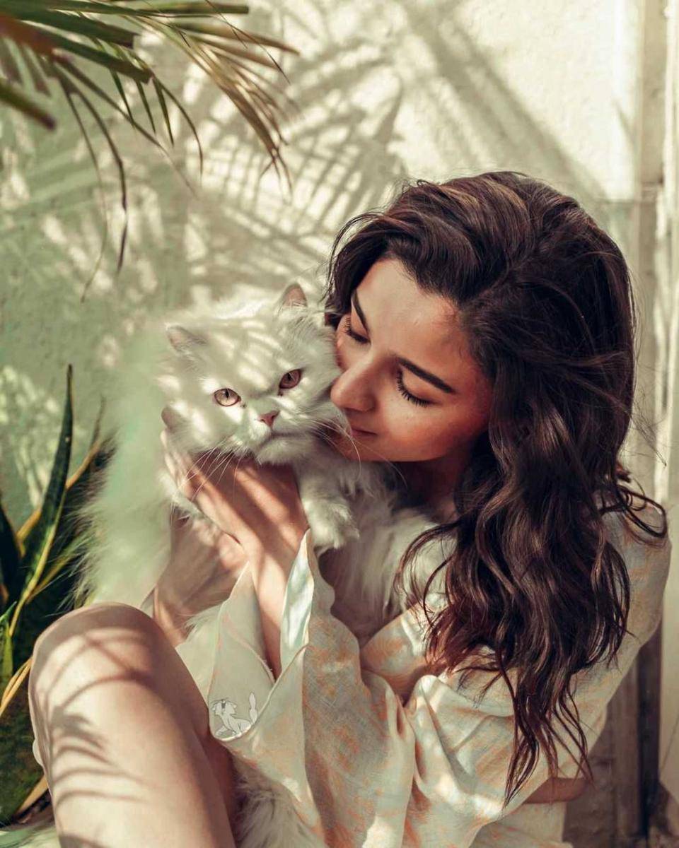 Alia Bhatt dan kucingnya (instagram.com/aliaabhatt)