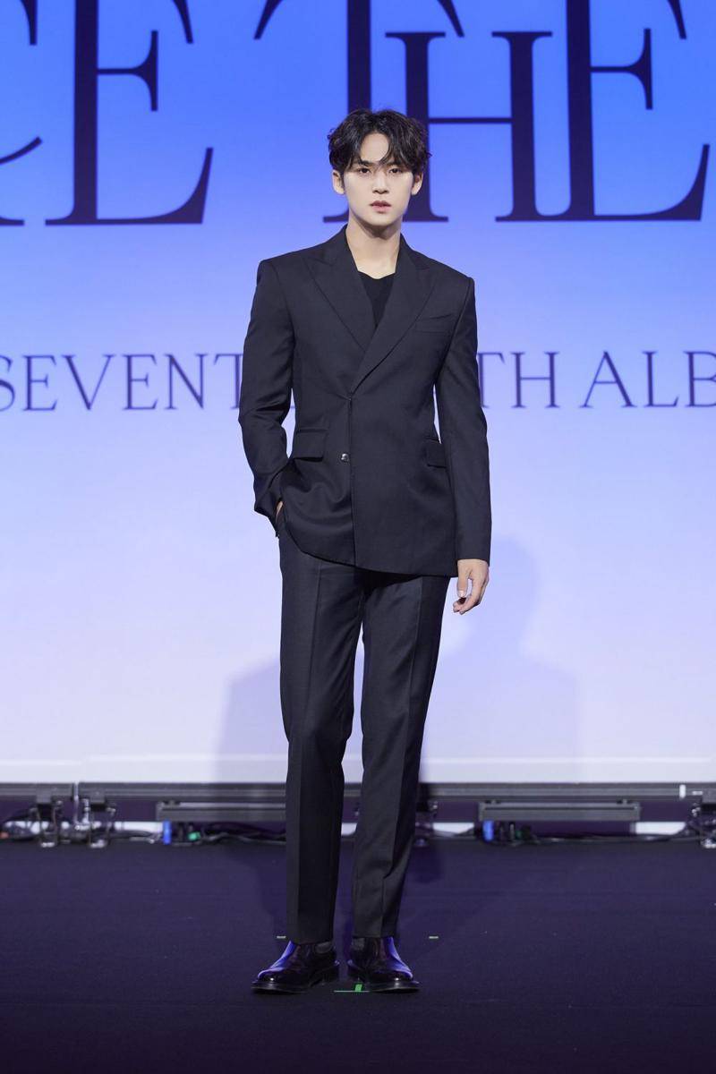 mix and match outfit Mingyu SVT (twitter.com/Kpop_Herald)