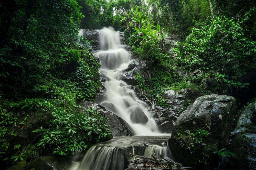 ilustrasi air terjun (Unsplash.com/Stefan Kunze)