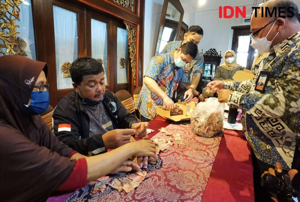 Penukaran uang milik penjaga sekolah SD Lojiwetan Solo yang dimakan rayap. (IDN Times/Larasati Rey)