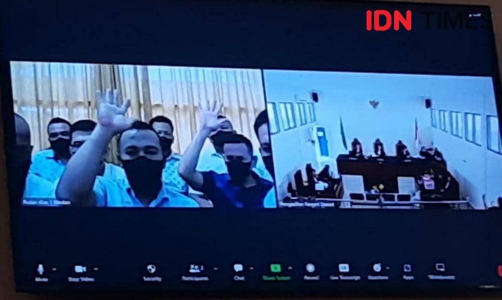 Para terdakwa yang mengikuti jalannya sidang kerangkeng manusia (IDN Times/ Bambang Suhandoko)