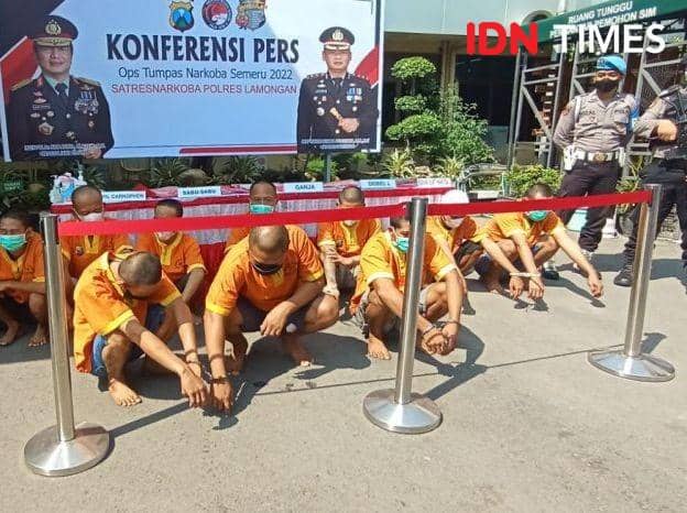 Para tersangka kasus narkoba saat di Mapolres Lamongan. IDN Times/Imron