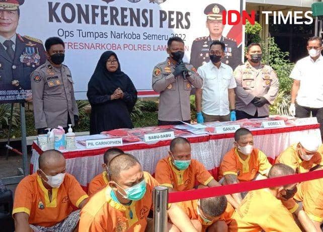 Para tersangka kasus narkoba saat di Mapolres Lamongan. IDN Times/Imron