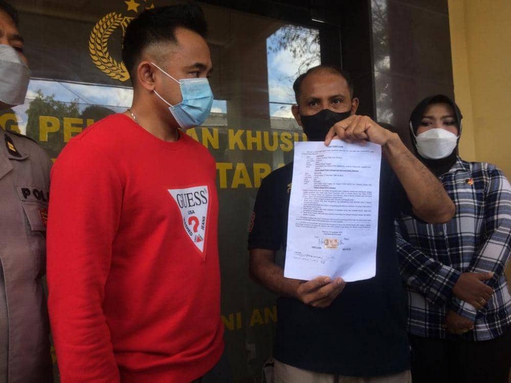 Orang tua korban menunjukkan surat pernyataan yang dibuat dan ditandatangani terduga pelaku. (IDN Times/Muhammad Nasir)