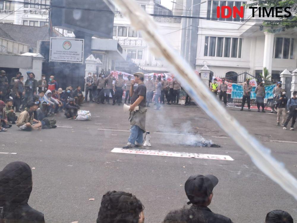 Massa Kamisan dan Mahasiswa Bandung Turun ke Jalan Tolak BBM Naik