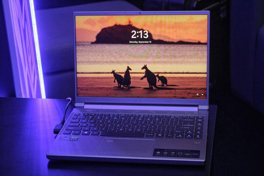 Predator Triton 300 SE yang tipis dan ringan. (IDN Times/Nena Zakiah)