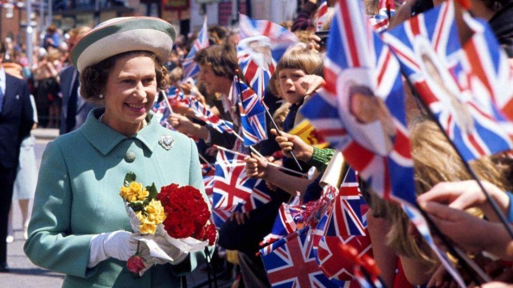 7 Perhiasan yang Sering Digunakan Ratu Elizabeth II, Harganya Selangit