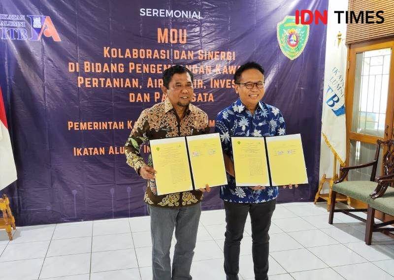 Plt. Bupati PPU, Hamdam bersama ketua IA ITB, Gembong Primadjaja menunjukan MoU kerjsama  (IDN Times/ Ervan)