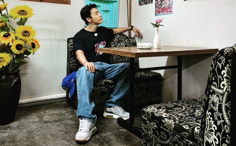 9 Referensi OOTD Kasual hingga Formal ala Donghae Suju, Kece Maksimal!