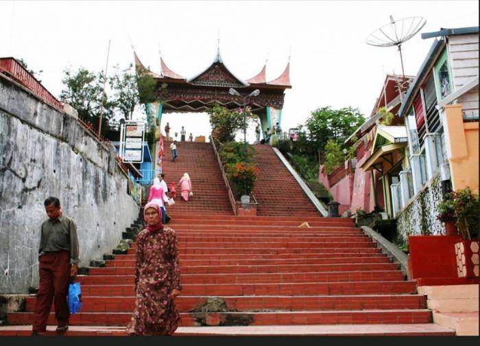 Potret Janjang Ampek Puluah di Bukittingi (exploresumatera.com)