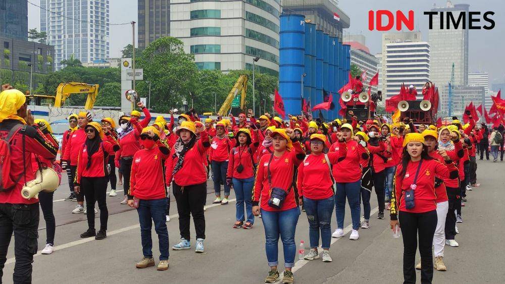 Demo buruh dari Kongres Aliansi Serikat Buruh Indonesia (KASBI) di Patung Kuda, Jakarta Pusat (IDN Times/Yosafat Diva Bayu Wisesa)