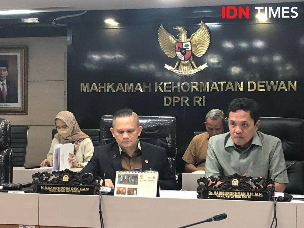 Wakil Ketua Mahkamah Kehormatan Dewan (MKD) Nazaruddin Dek Gam (kiri) dan Habiburokhman (kanan) saat memberikan keterangan soal laporan pelanggaran kode etik Puan Maharani, Selasa (13/9/2022). (IDN Times/Melani Putri)