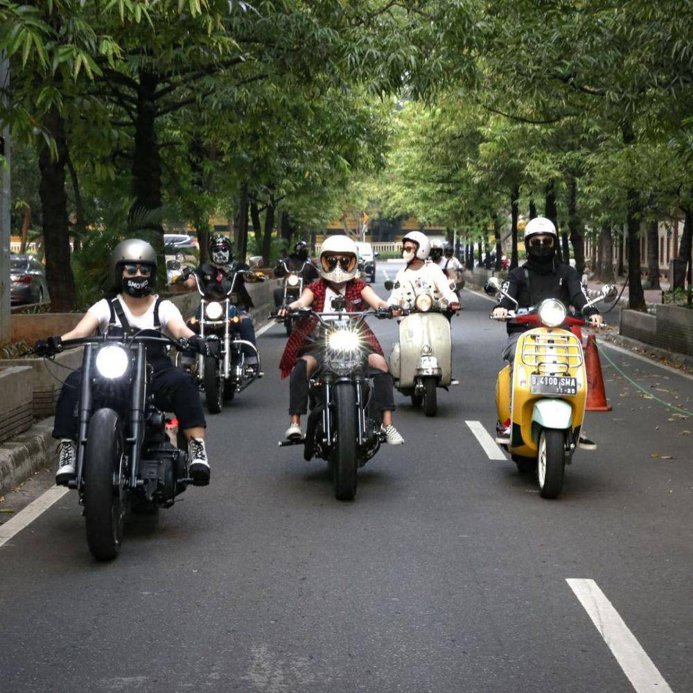 potret Dian Ayu Lestari mengendarai vespa (Yusuf Furqan via instagram.com/dianayulestari)