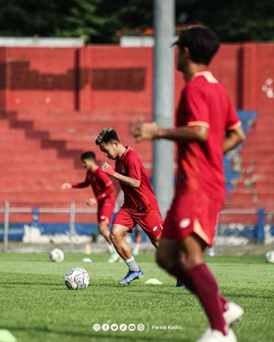 Pemain Persik Kediri saat berlatih. Instagram.com/@persikfcofficial
