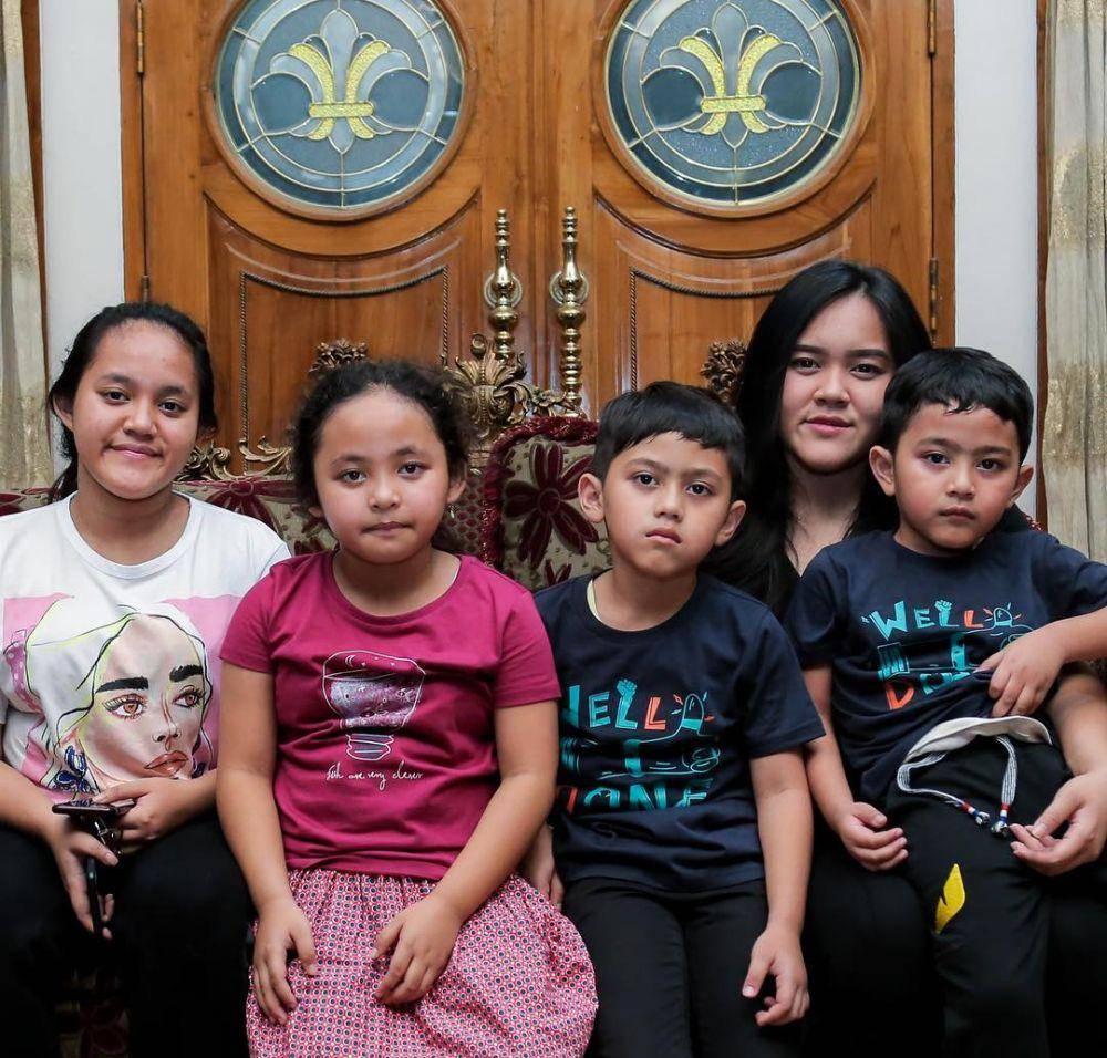 Muzdalifah dengan kelima anak (Instagram.com/muzdalifah999)