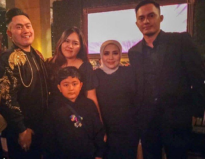 Muzdalifah dengan kelima anak (Instagram.com/muzdalifah999)