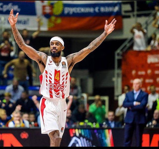 Lorenzo Brown saat membela Crvena Zvezda. (fiba.basketball)