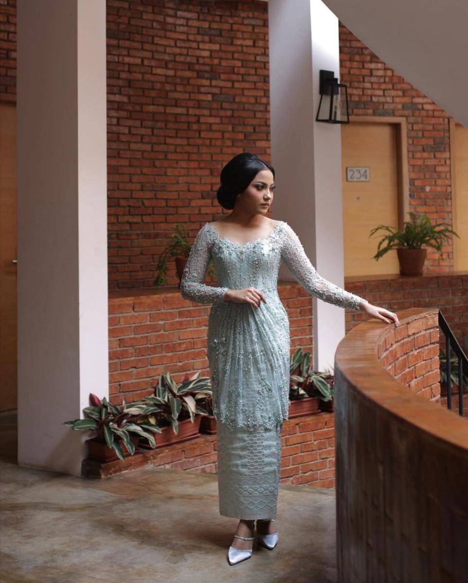 inspirasi kebaya tunangan ala desainer ternama (instagram.com/mahaatelier)