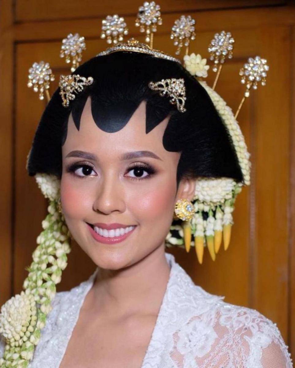inspirasi wedding makeup dengan adat Jawa (instagram.com/mariaharfanti)