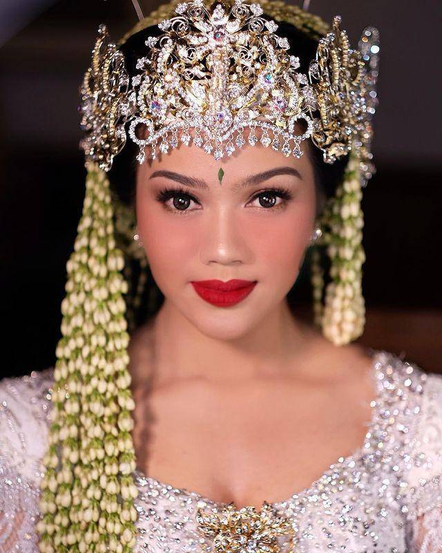 inspirasi wedding makeup dengan adat Sunda (instagram.com/marlenehariman)