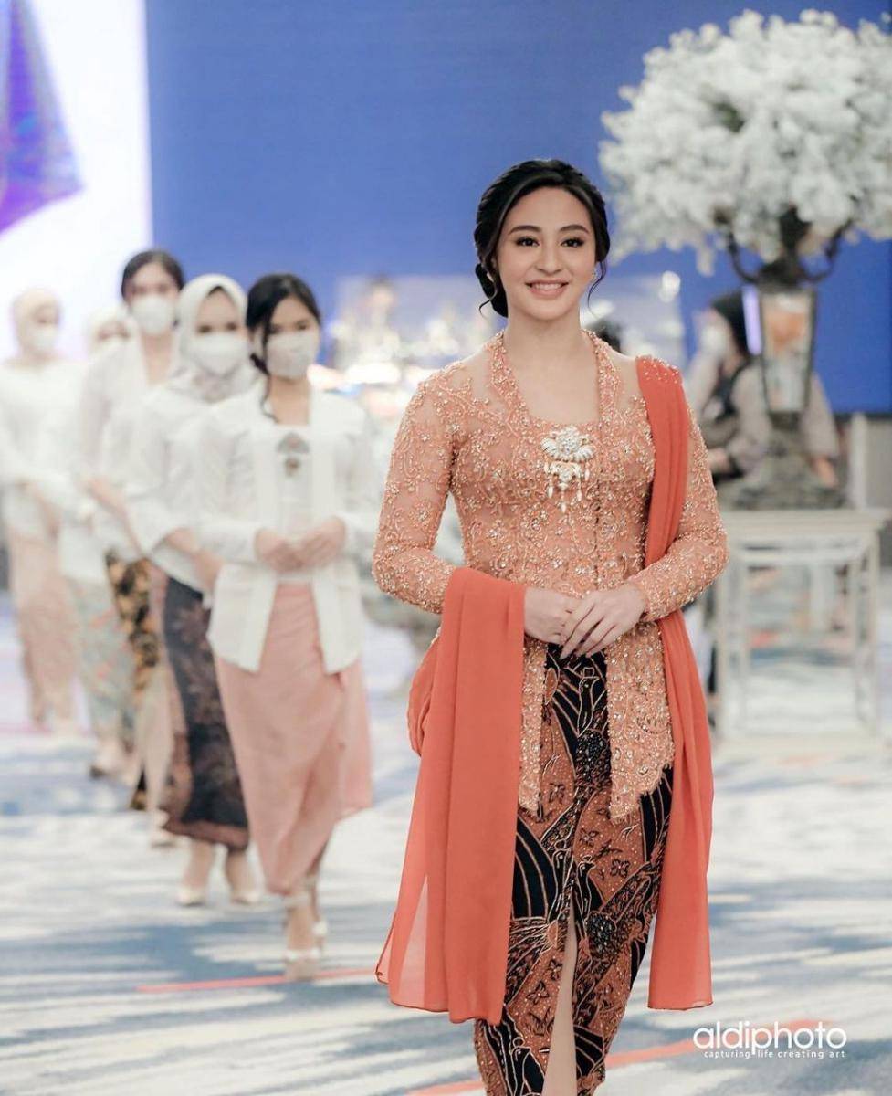 inspirasi kebaya tunangan ala desainer ternama (@aldiphoto via instagram.com/guginugraha)