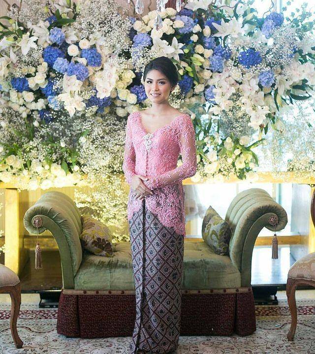 inspirasi kebaya tunangan ala desainer ternama (instagram.com/rikawirtjes)