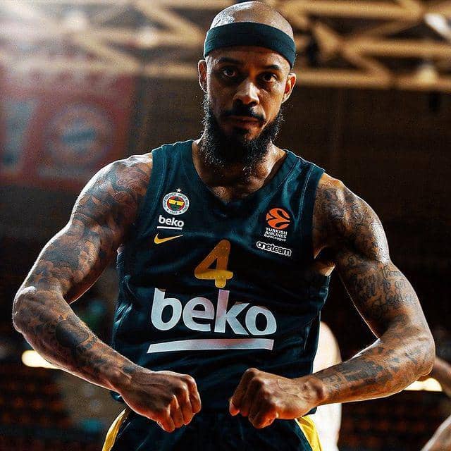 Lorenzo Brown saat membela Fenerbahce. (fiba.basketball)
