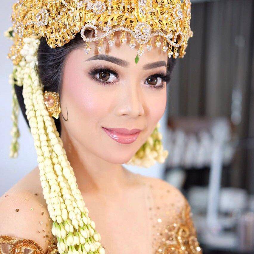 inspirasi wedding makeup dengan adat Sunda (@dwieharyo via instagram.com/karinasalim)
