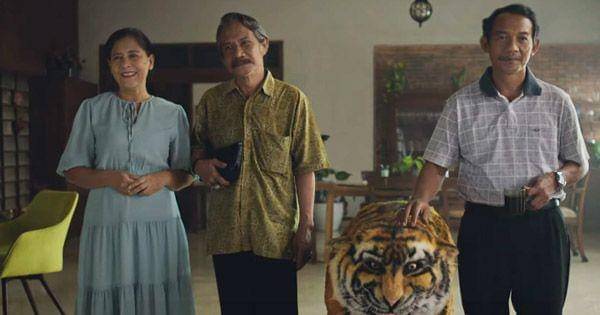 Keluarga misterius yang mengincar sang tokoh utama ( Dok. Idn Pictures / Inang )