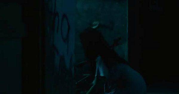 Seorang perempuan menyerang dengan kapak ( Dok. Idn Pictures / Inang )